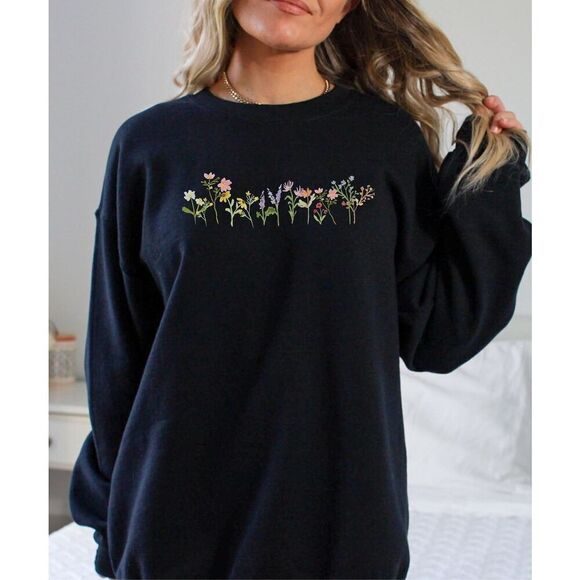 ✨Trilllogy Embroidered Floral Sz Large Navy Sweatshirt✨ - Picture 1 of 5